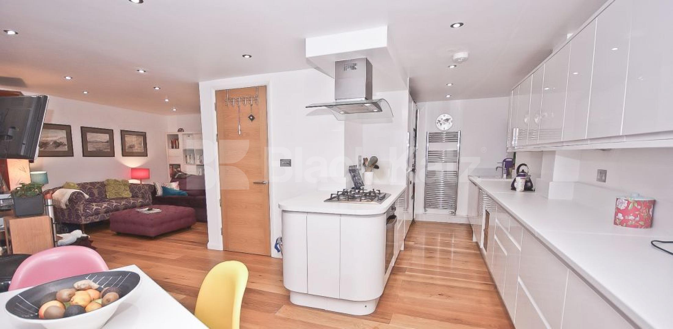 			UNDER OFFER , 2 Bedroom, 1 bath, 1 reception Maisonette			 Doyce Street , London Bridge / Borough